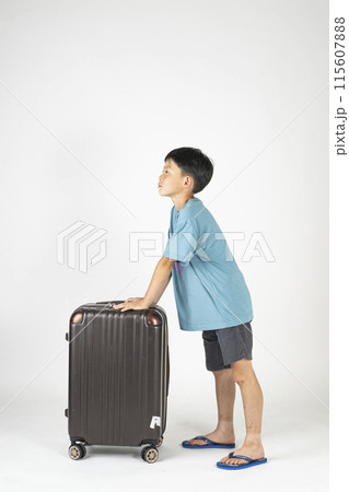 小学生の男の子が夏服でスーツケースを持っている「夏の旅イメージ」 小学生の男の子が夏服でスーツケースを持っている「夏の旅イメージ」 115607888