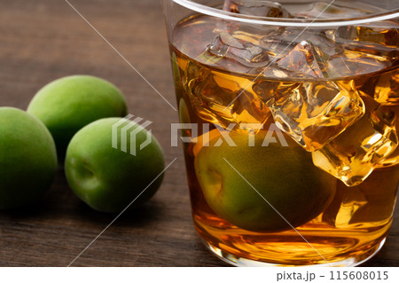 琥珀色の熟成梅酒と梅の実 115608015