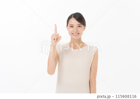 サマーコーデの30代女性 115608116