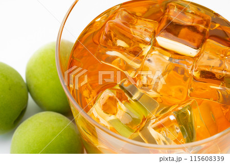 グラスに入ったロックの梅酒のクローズアップ 115608339