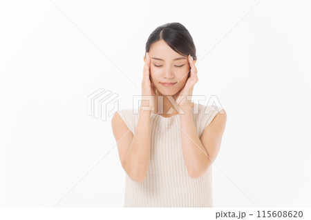 悩む表情の30代女性 悩む表情の30代女性 115608620