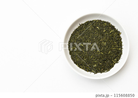 白背景に緑茶の葉 115608850