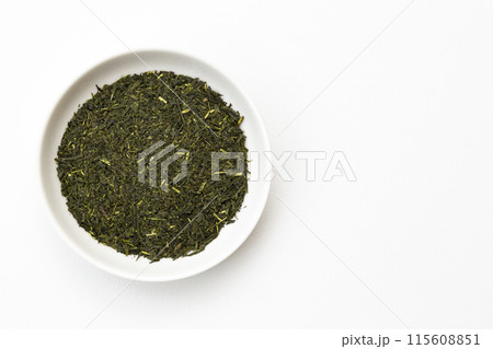 白背景に緑茶の葉 115608851