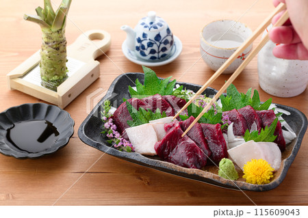 ミンク鯨の赤身と本皮のお刺身（未冷凍）郷土料理　和歌山県・太地町 115609043