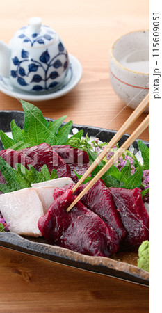 ミンク鯨の赤身と本皮のお刺身(未冷凍)郷土料理 和歌山県・太地町 ミンク鯨の赤身と本皮のお刺身(未冷凍)郷土料理 和歌山県・太地町 115609051