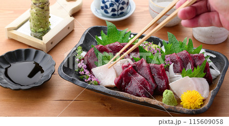 ミンク鯨の赤身と本皮のお刺身（未冷凍）郷土料理　和歌山県・太地町 115609058