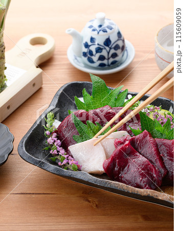 ミンク鯨の赤身と本皮のお刺身(未冷凍)郷土料理 和歌山県・太地町 ミンク鯨の赤身と本皮のお刺身(未冷凍)郷土料理 和歌山県・太地町 115609059