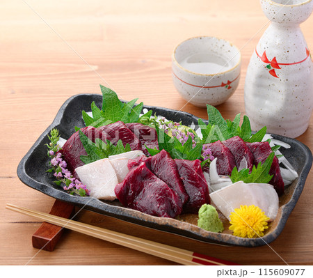 ミンク鯨の赤身と本皮のお刺身（未冷凍）郷土料理　和歌山県・太地町 115609077