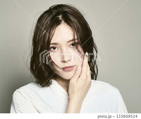 白バックの若い女性 白バックの若い女性 115609524