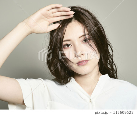白バックの若い女性 白バックの若い女性 115609525