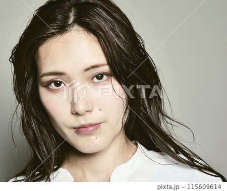 白バックの若い女性 115609614