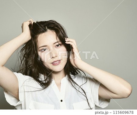 白バックの若い女性 115609678