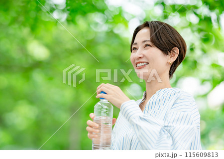 水を飲む女性 新緑 水を飲む女性 新緑 115609813