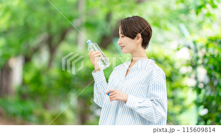 水を飲む女性 新緑 水を飲む女性 新緑 115609814