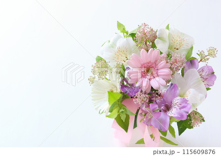 優しい色のアレンジメント 115609876