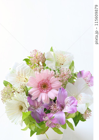 優しい色のアレンジメント 115609879