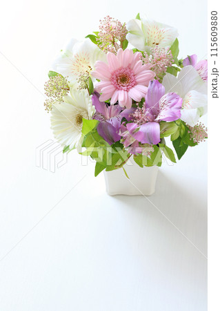 優しい色のアレンジメント 115609880