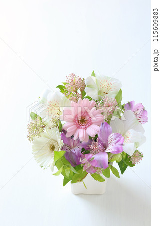 優しい色のアレンジメント 115609883