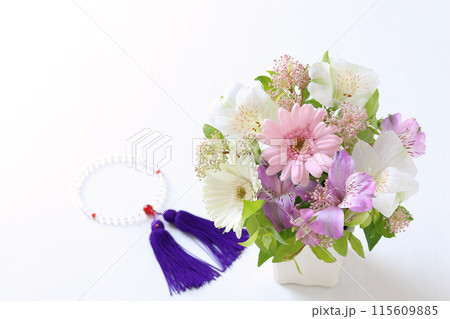 優しい色のアレンジメント 115609885
