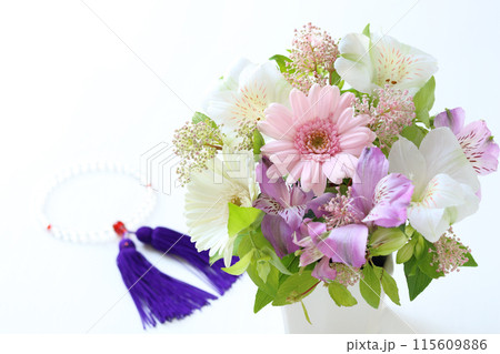 優しい色のアレンジメント 115609886