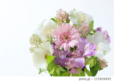 優しい色のアレンジメント 115609895