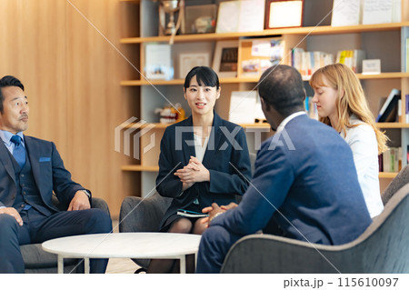 ロビーで会話する多国籍ビジネスパーソンのグループ 115610097