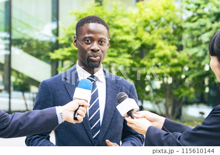 インタビューを受ける黒人男性 インタビューを受ける黒人男性 115610144