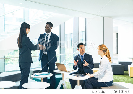 ロビーで握手する多国籍ビジネスパーソンのグループ ロビーで握手する多国籍ビジネスパーソンのグループ 115610168