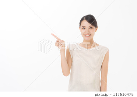 指示する笑顔の女性 115610479