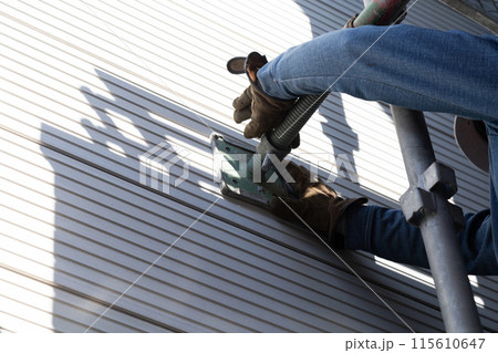 足場組立をする作業員 足場組立をする作業員 115610647