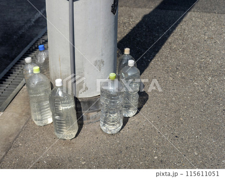 電柱に並べられた猫除けのペットボトル 115611051