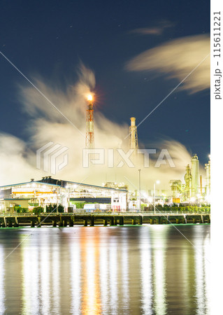 煙の中の工場夜景 煙の中の工場夜景 115611221
