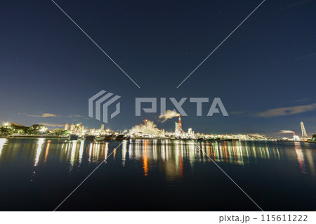 夜の海に浮かぶ工場夜景 夜の海に浮かぶ工場夜景 115611222