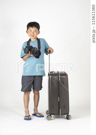 小学生の男の子が夏服でスーツケースとカメラを持っている「夏の旅イメージ」 小学生の男の子が夏服でスーツケースとカメラを持っている「夏の旅イメージ」 115611360