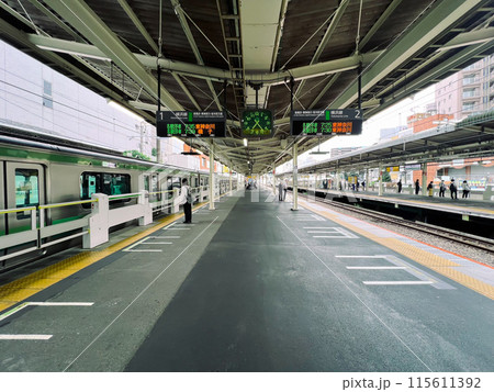 ラッシュアワー前の閑散とした町田駅 115611392