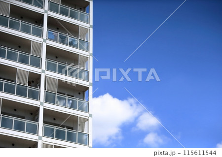 青空と集合住宅 115611544