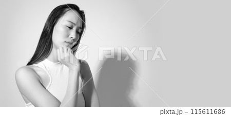 悩む　落ち込む女性イメージ　モノクロ 115611686