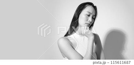 悩む　落ち込む女性イメージ　モノクロ 115611687