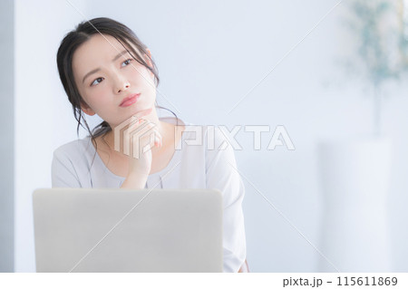パソコン作業をする若い女性　考える悩むの頬杖のポーズ 115611869