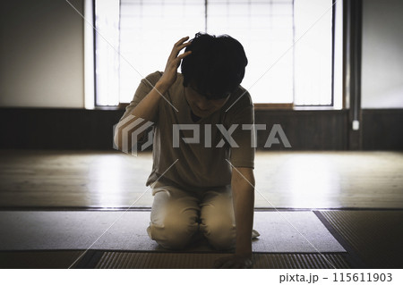 落ち込む男性 落ち込む男性 115611903