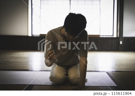 落ち込む男性 落ち込む男性 115611904