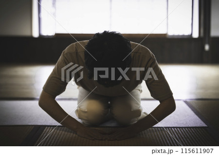 土下座をする男性 115611907