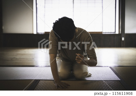 落ち込む男性 115611908