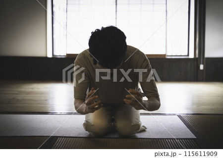 落ち込む男性 115611909