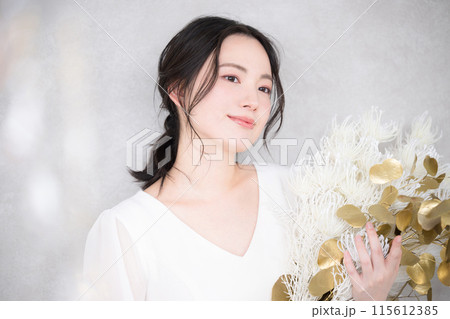 美白やホワイトニング美しい女性の美容とゴールドのアンニュイなビューティーイメージ 花嫁のブライダル 美白やホワイトニング美しい女性の美容とゴールドのアンニュイなビューティーイメージ 花嫁のブライダル 115612385