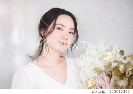 美白やホワイトニング美しい女性の美容とゴールドのアンニュイなビューティーイメージ　花嫁のブライダル 115612392