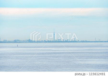 東京湾アクアラインの「海ほたる」から眺める東京港湾方面。スカイツリーの見える幻想的な霞んだ風景。 東京湾アクアラインの「海ほたる」から眺める東京港湾方面。スカイツリーの見える幻想的な霞んだ風景。 115612491