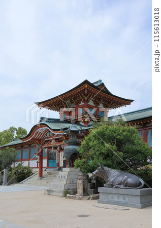 防府天満宮の楼門と神牛 防府天満宮の楼門と神牛 115613018