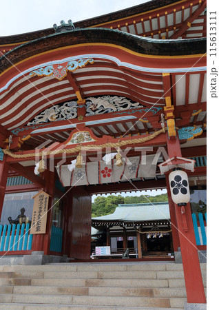 防府天満宮の楼門と拝殿 115613111