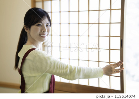 和室の障子を開けるミドルの女性 115614074